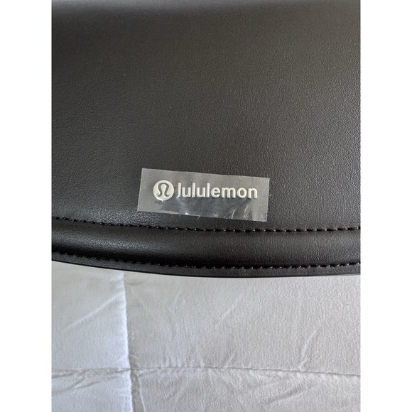 New LULULEMON CACTUS Black Leather Mini Crossbody Bag & Air Pods Holder NWT - Picture 3 of 14